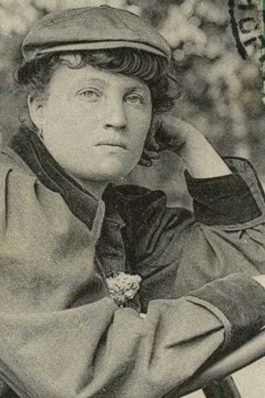Photo of Parisian taxi driver Inès Decourcelle in an early automobile